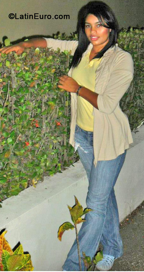 Date this voluptuous Dominican Republic girl Stephanie from La Vega DO11466