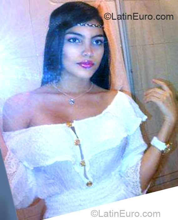 Date this nice looking Peru girl Yexii from Lima PE578