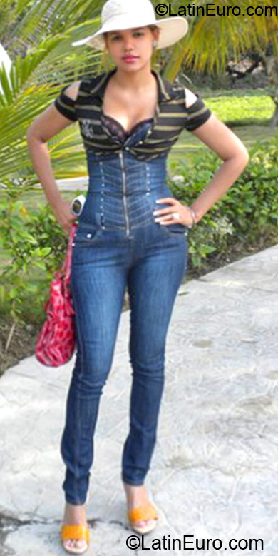 Date this attractive Dominican Republic girl Nikauri from Santiago DO11455