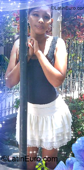 Date this young Colombia girl Nayibi from Cali CO10702