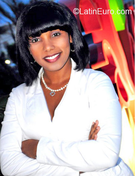 Date this gorgeous Dominican Republic girl Leticia from Santo Domingo DO11540