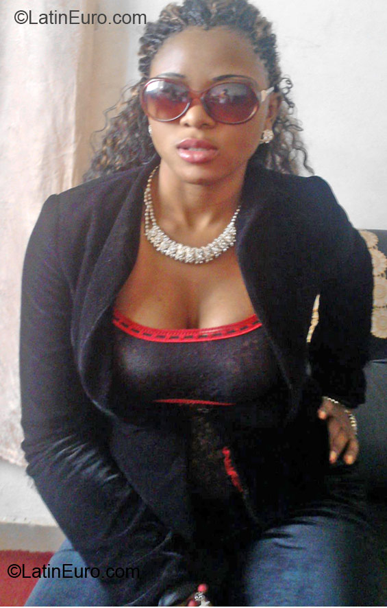 Date this voluptuous Cameroon girl Solange from Yaounde CM136