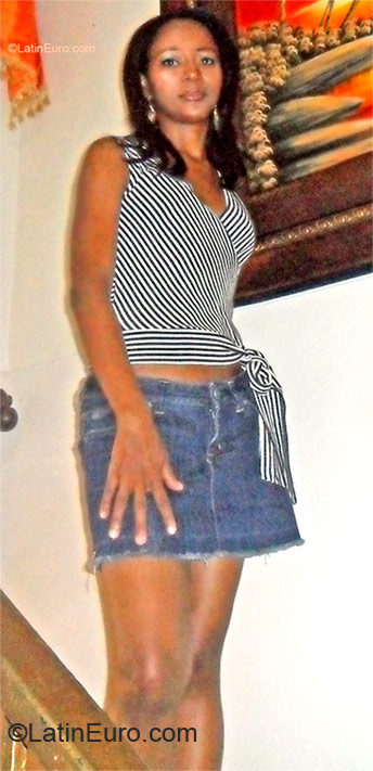 Date this happy Dominican Republic girl Selenia from Santo Domingo DO15528