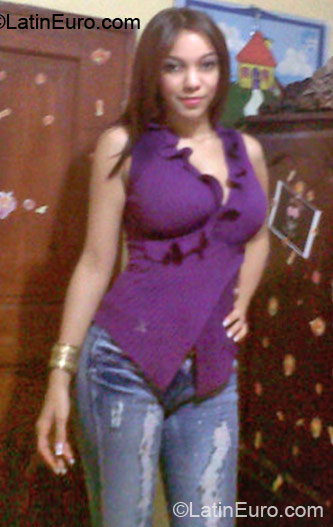 Date this voluptuous Dominican Republic girl Walkiris from santiago DO11957