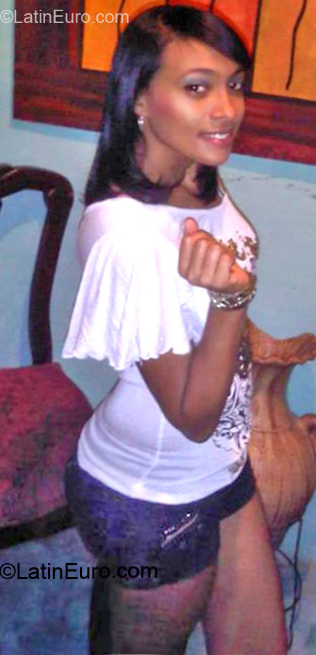 Date this passionate Dominican Republic girl Gissy from Santo Domingo DO12179