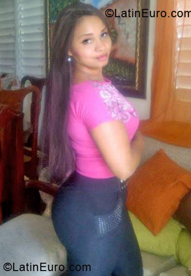 Date this sultry Dominican Republic girl Yomari from Santiago DO12363