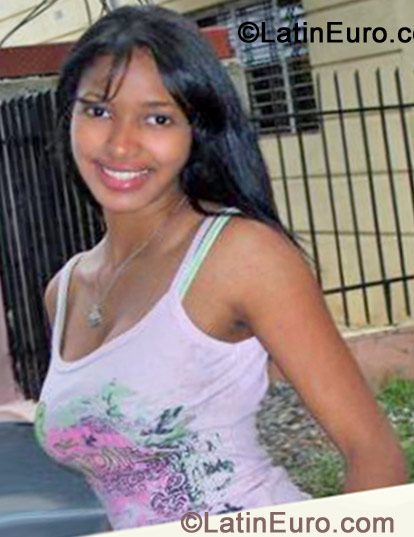 Date this stunning Dominican Republic girl Yessi from Santo Domingo DO13370