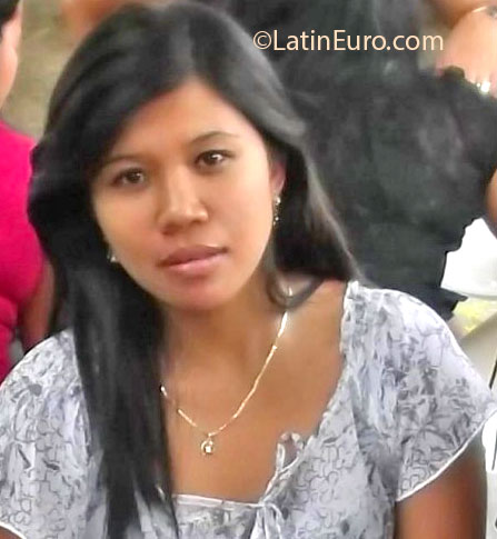 Date this pretty Qatar girl Vivian from Doha QA16