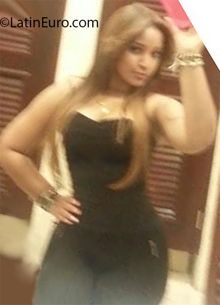 Date this gorgeous Dominican Republic girl Massyell from Santo Domingo DO14398