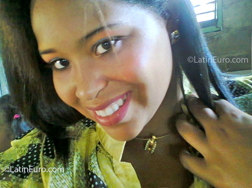 Date this georgeous Dominican Republic girl Yndhira from La Vega DO14449