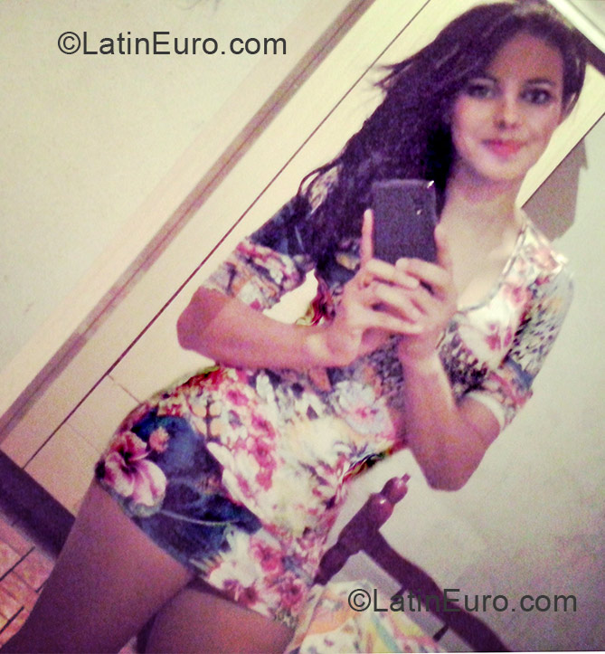 Date this gorgeous Brazil girl Crislaine from Tapira BR7708