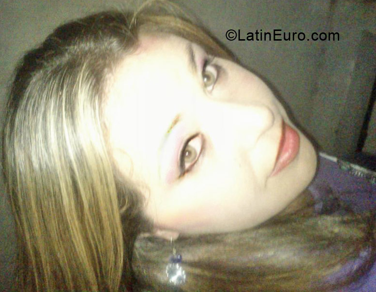 Date this good-looking Brazil girl Pryscila from Curitiba BR7717