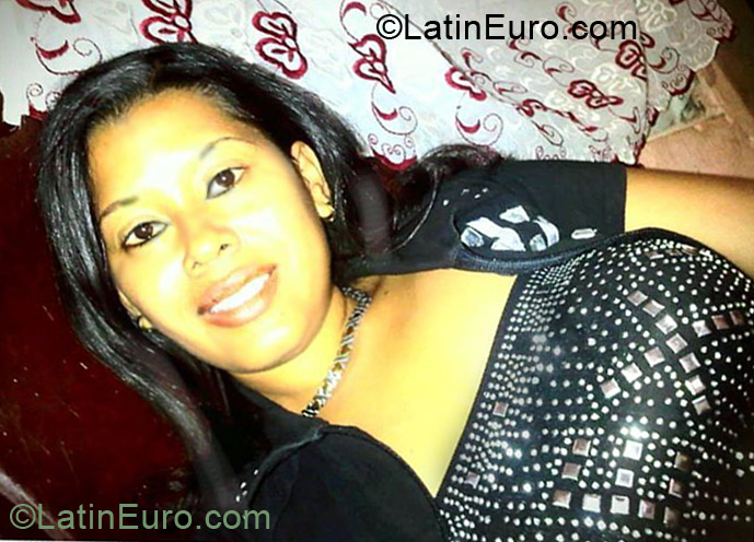Date this pretty Dominican Republic girl Indhiri from Santo Domingo DO15655
