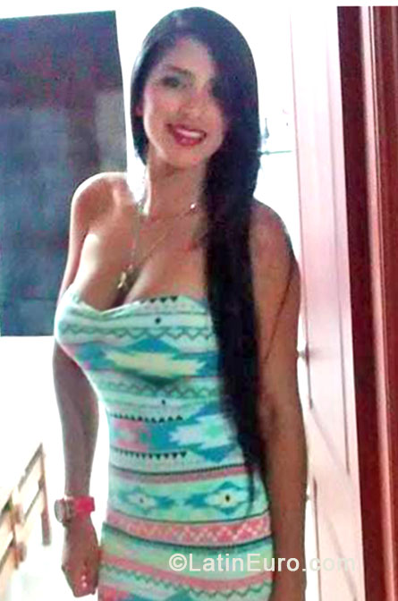 Date this attractive Colombia girl Alexa from Barranquilla CO14174
