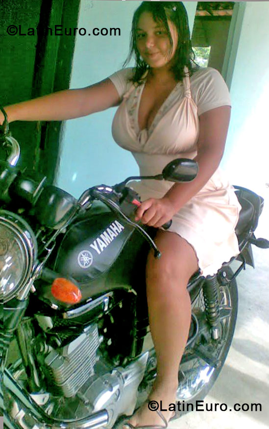 Date this voluptuous Brazil girl Carol from Goiana BR8235