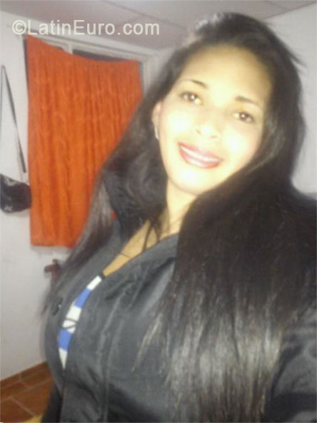 Date this charming Colombia girl Lina from Bogota CO14438