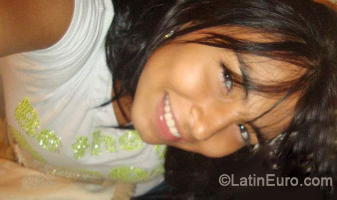 Date this nice looking Colombia girl Monica from Cali CO14691