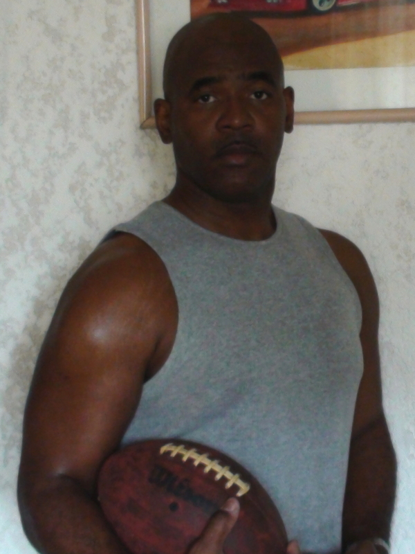 Date this nice looking Bahamas man Dwayne from Nassau BS52