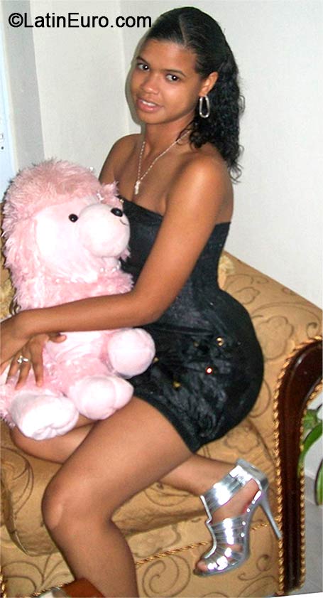 Date this happy Dominican Republic girl Josnairy from Santo Domingo DO18440