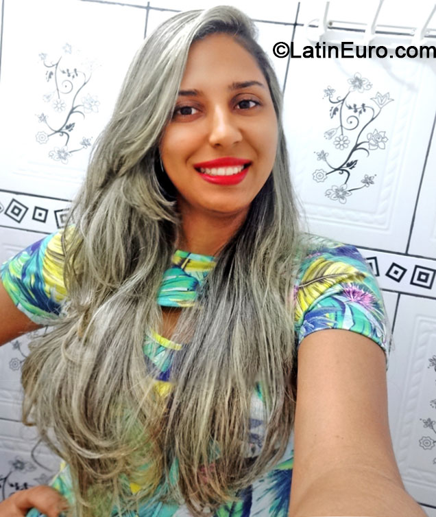 Date this beautiful Brazil girl Erica from Ilheus BR8704