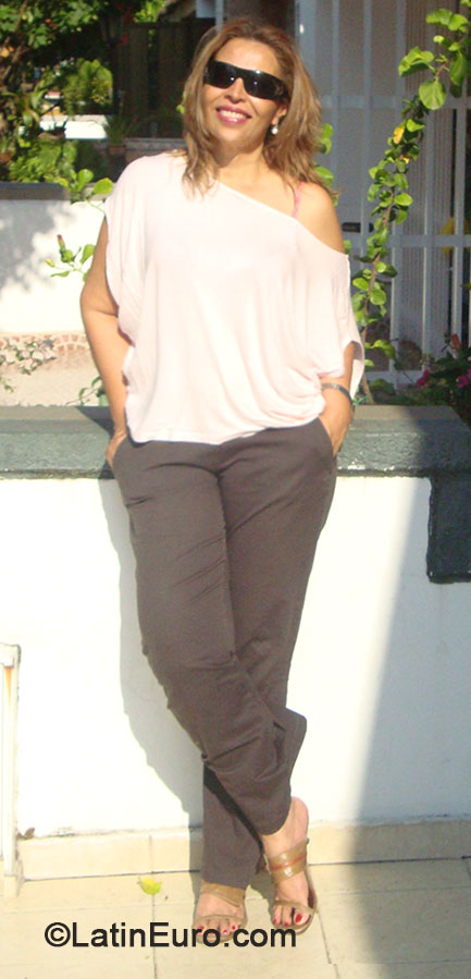 Date this attractive Colombia girl Victoria from Cali CO15027