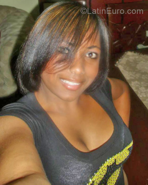 Date this gorgeous Dominican Republic girl Esthphani from Santo Domingo DO18834
