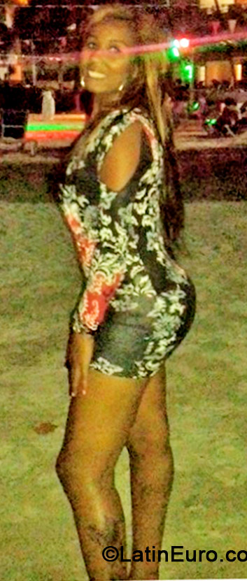 Date this nice looking Dominican Republic girl Yissel from San Cristobal DO19095