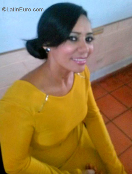 Date this hard body Dominican Republic girl Albania from Santo Domingo DO19185