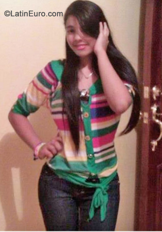 Date this happy Dominican Republic girl Karina from Mao Valverde DO19386