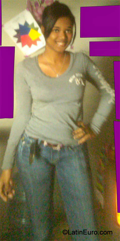 Date this funny Dominican Republic girl Nikaury from Santo Domingo DO19437