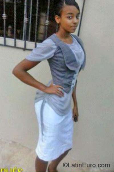 Date this cute Dominican Republic girl Esthefanie from Santo Domingo DO19845