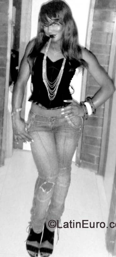 Date this happy Colombia girl Anya caicedo from Bogota CO15852