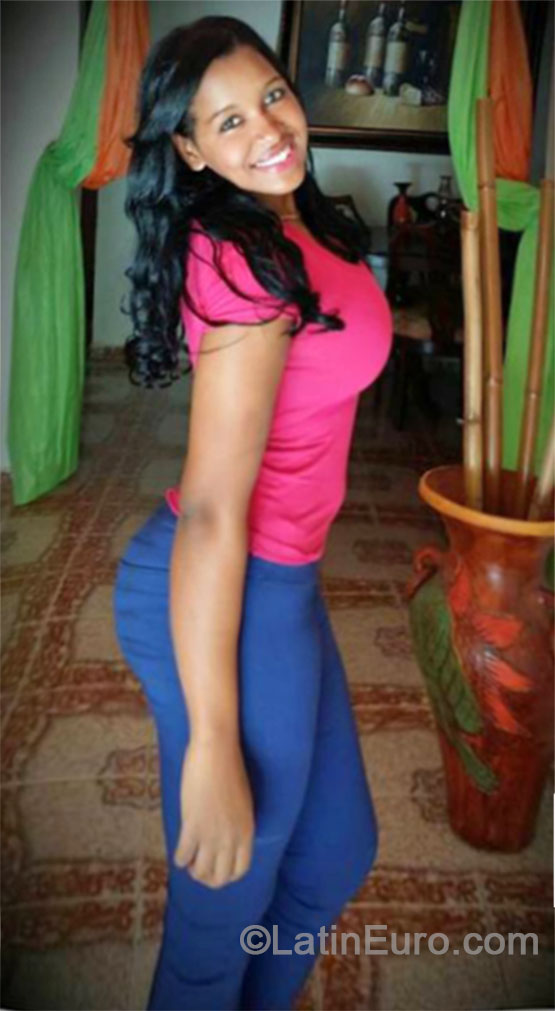 Date this voluptuous Dominican Republic girl Lesly from Santo Domingo DO19877