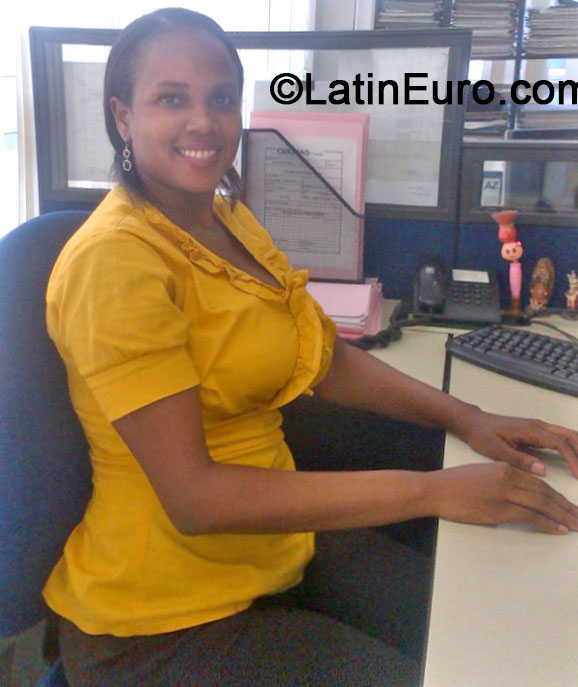 Date this attractive Colombia girl MAGNOLIA from Buenaventura CO16151