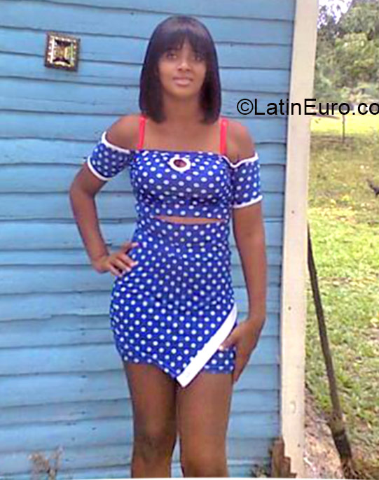 Date this foxy Dominican Republic girl Yanira from Santiago DO20829