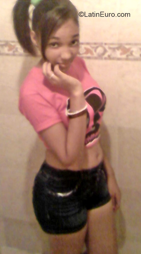 Date this foxy Dominican Republic girl Christin from Santiago DO21081