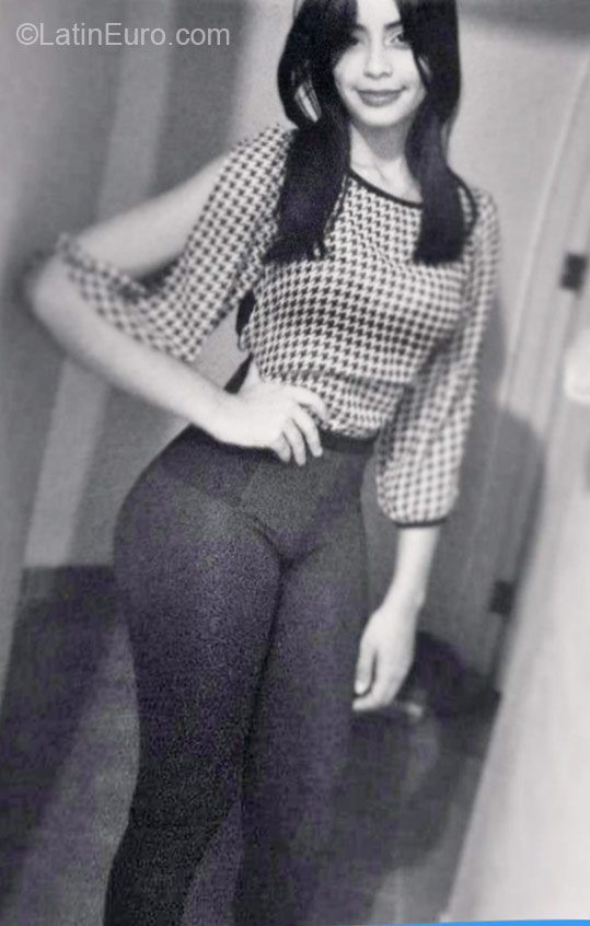 Date this beautiful Dominican Republic girl Carolina from Santo Domingo DO21206