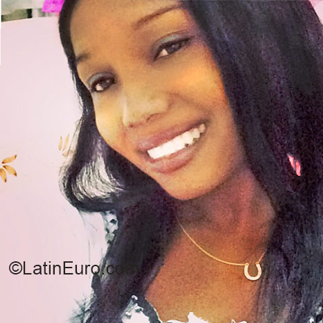 Date this nice looking Dominican Republic girl Raiza from Santo Domingo DO21240