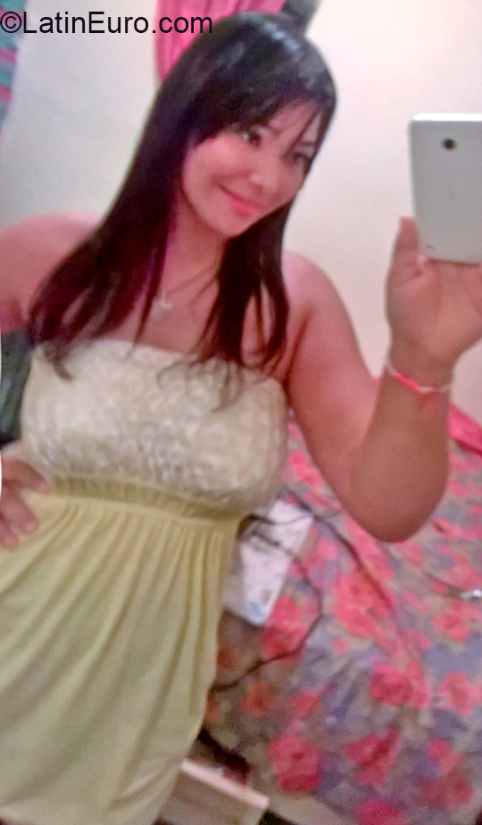 Date this stunning Dominican Republic girl Carolina from Santo Domingo DO21355