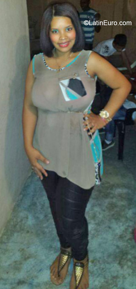 Date this happy Dominican Republic girl Maria from Santo Domingo DO21452