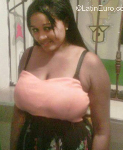 Date this fun Dominican Republic girl Yerial from Santo Domingo DO21478