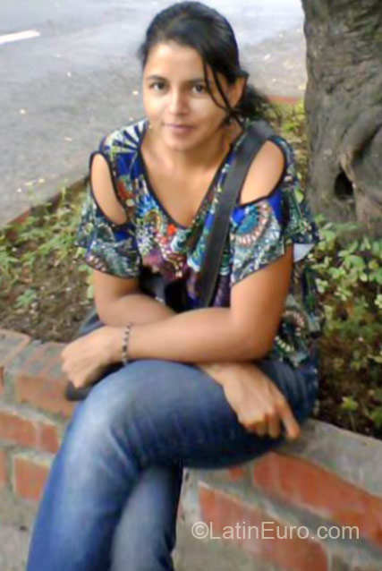 Date this tall Colombia girl Mary from Cali CO17041