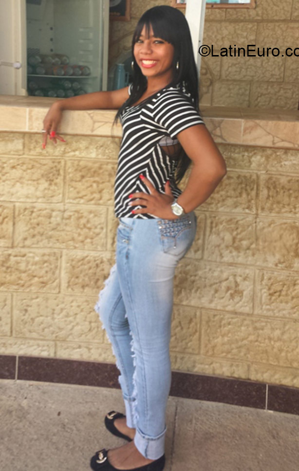 Date this athletic Dominican Republic girl Deyanira from Santo Domingo DO21518