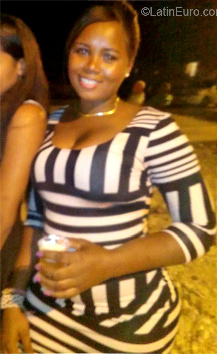 Date this georgeous Dominican Republic girl Desmirda from Santo Domingo DO21538