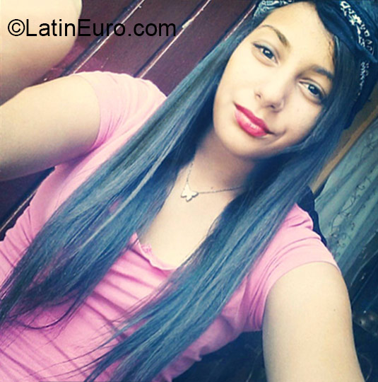 Date this sensual Dominican Republic girl Yarlenes from Santiago DO21632