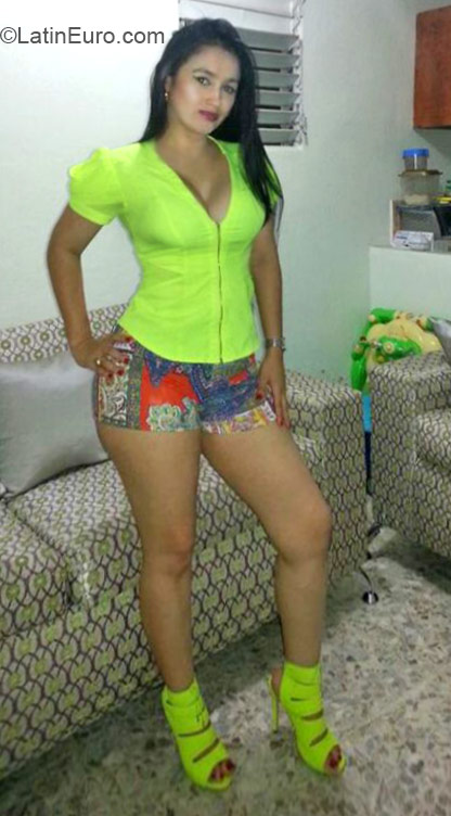 Date this athletic Dominican Republic girl Sol from Santiago DO21662