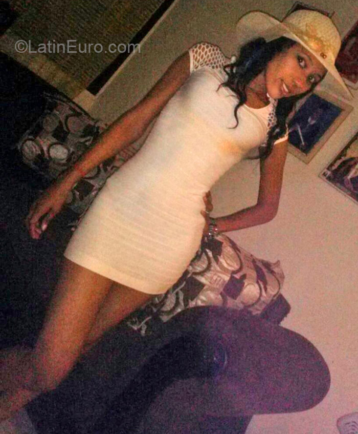 Date this foxy Dominican Republic girl Nisde from Santo Domingo DO21719