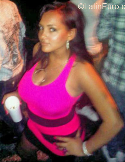 Date this happy Dominican Republic girl Isaura from Santo Domingo DO21804