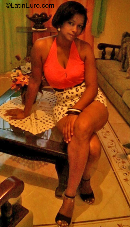 Date this beautiful Dominican Republic girl Vickie from Santo Domingo DO21978