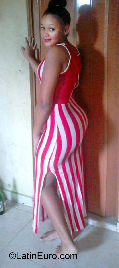 Date this athletic Dominican Republic girl Kati from Santiago DO26267